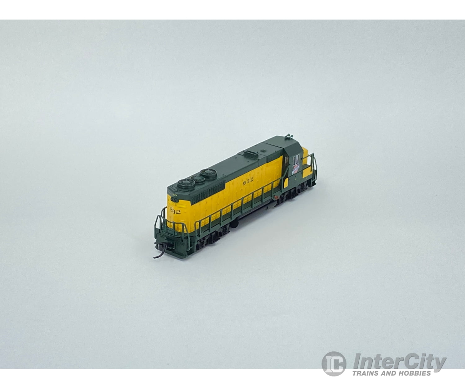 Atlas 46563 N Gp-35 Chicago And North Western (Cnw) 832 Analog Dc (1) Locomotives