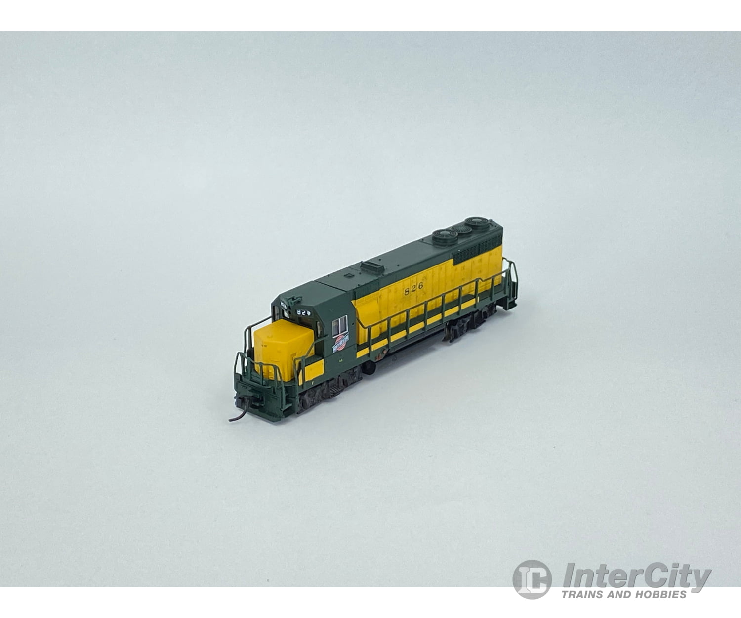 Atlas 46563 N Gp-35 Chicago And North Western (Cnw) 832 Analog Dc Locomotives