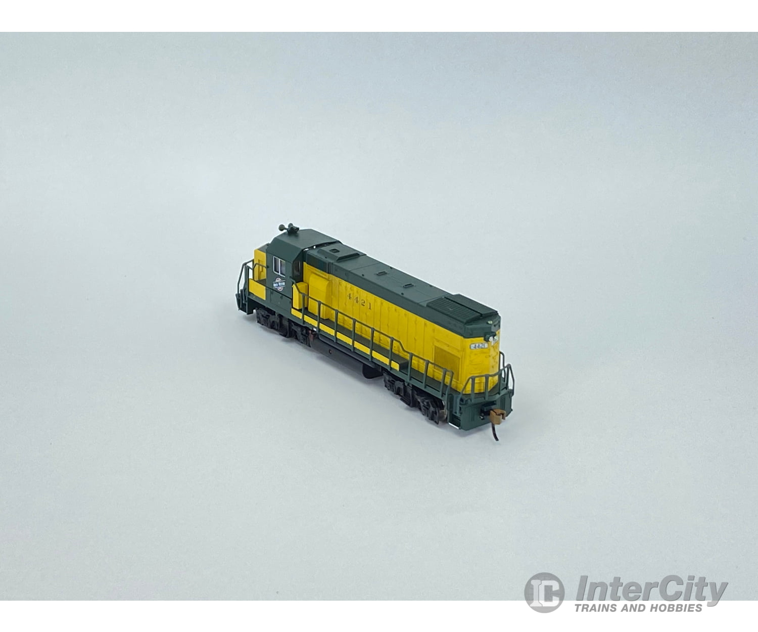 Atlas 52613 N Gp15-1 Locomotive Chicago And North Western (Cnw) 4413 Analog Dc Locomotives