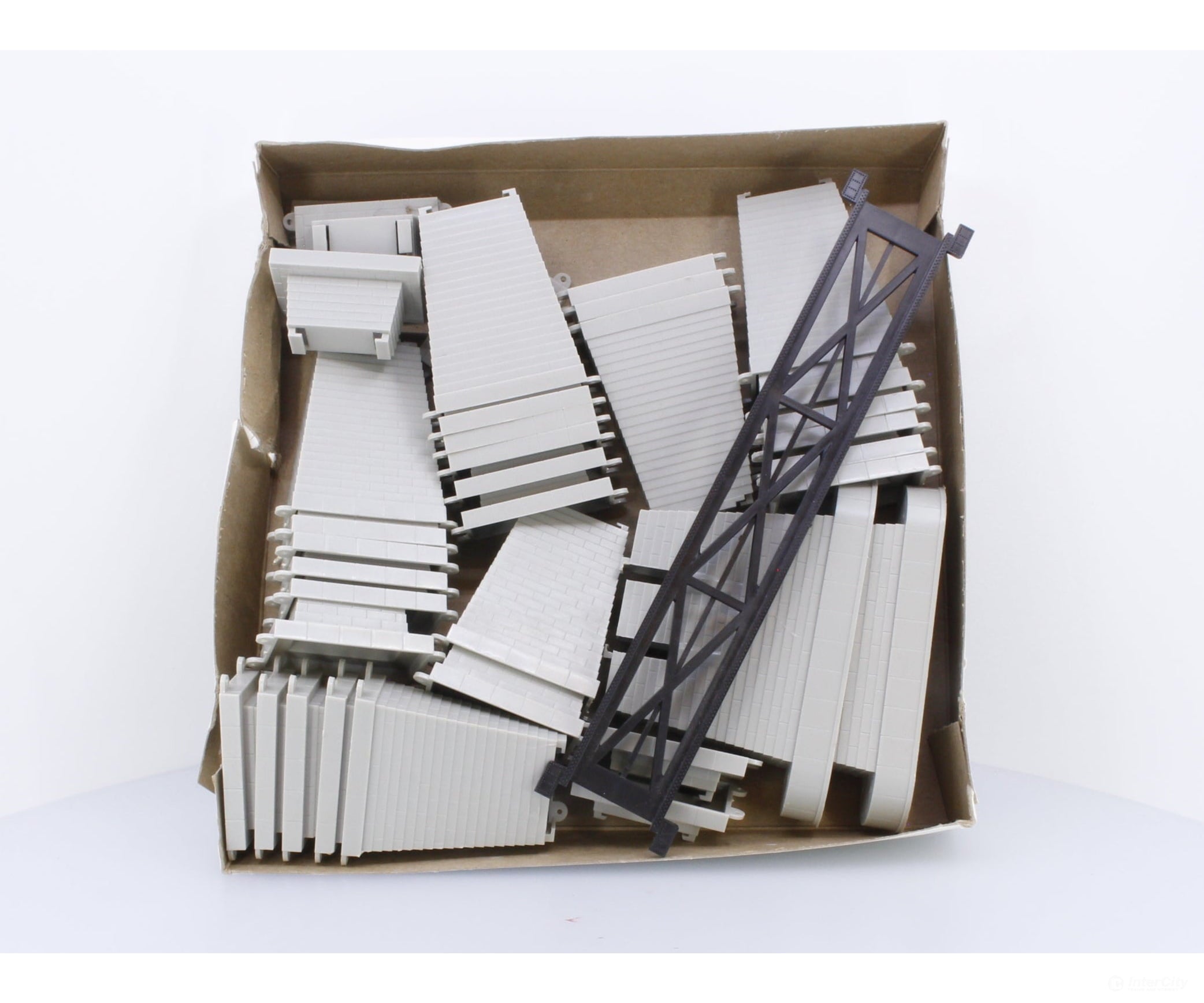 Atlas 80 HO 47 Piece Pier Set Tunnels & Bridges