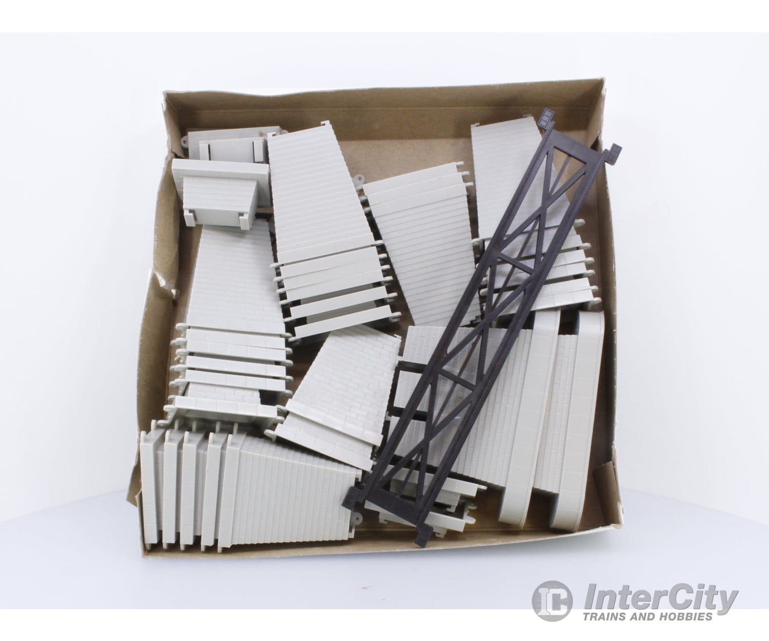 Atlas 80 HO 47 Piece Pier Set Tunnels & Bridges