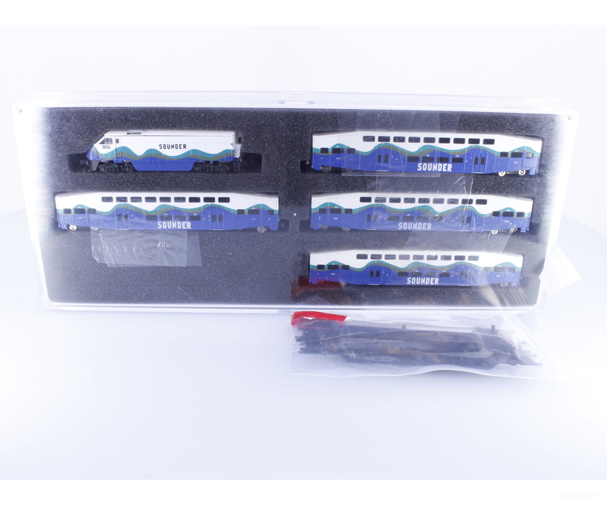 AZL AZL 7005 Z Sounder F59PHI + 4 Bombardier Bi-Level Passenger Coaches 905 Analog DC Locomotives