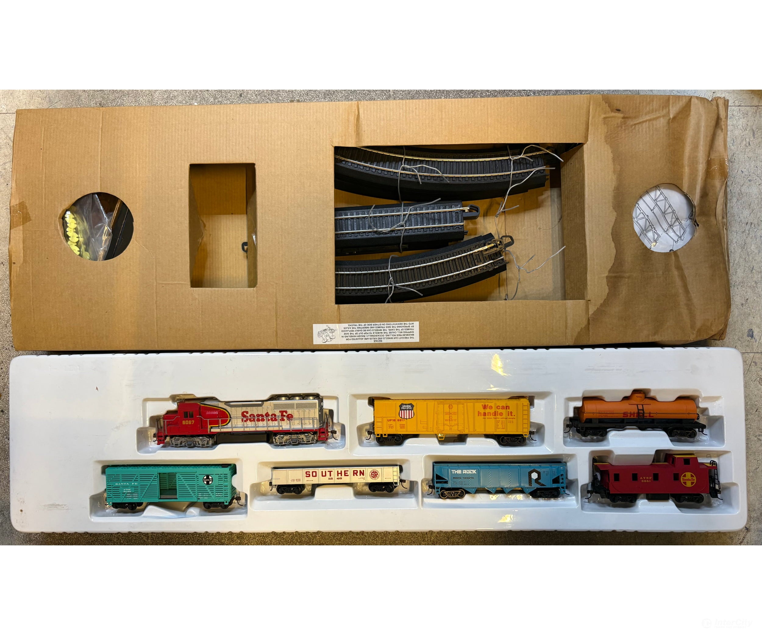 Bachmann 00627 HO Silver Streak GP40 Diesel Locomotive 6 Rolling Stock Cars and Scenery Pieces Santa Fe (SF) 6067