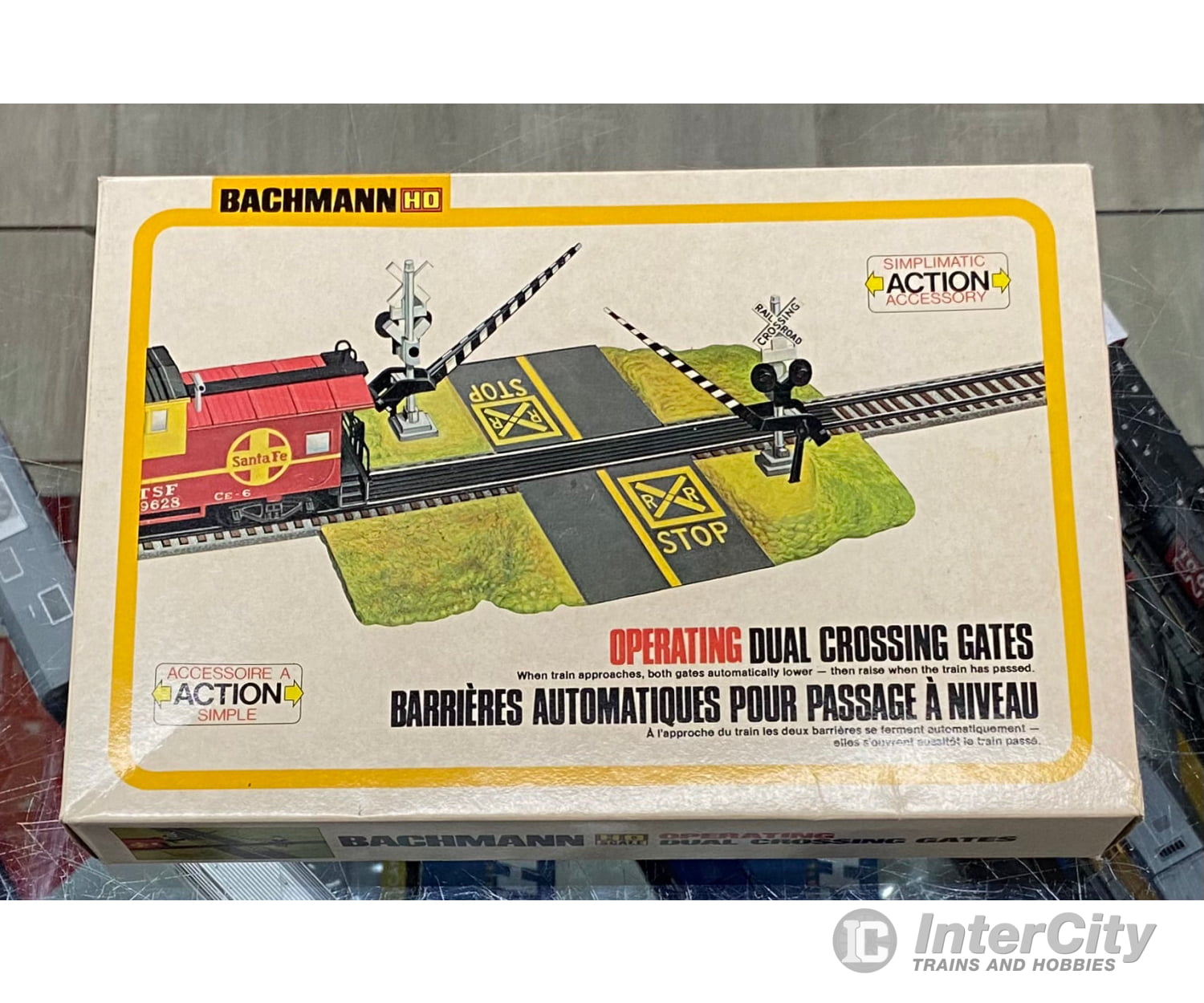 Bachmann 403027 HO Operating Dual Crossing Gates. Train Weight on track closes gates Track & Turnouts