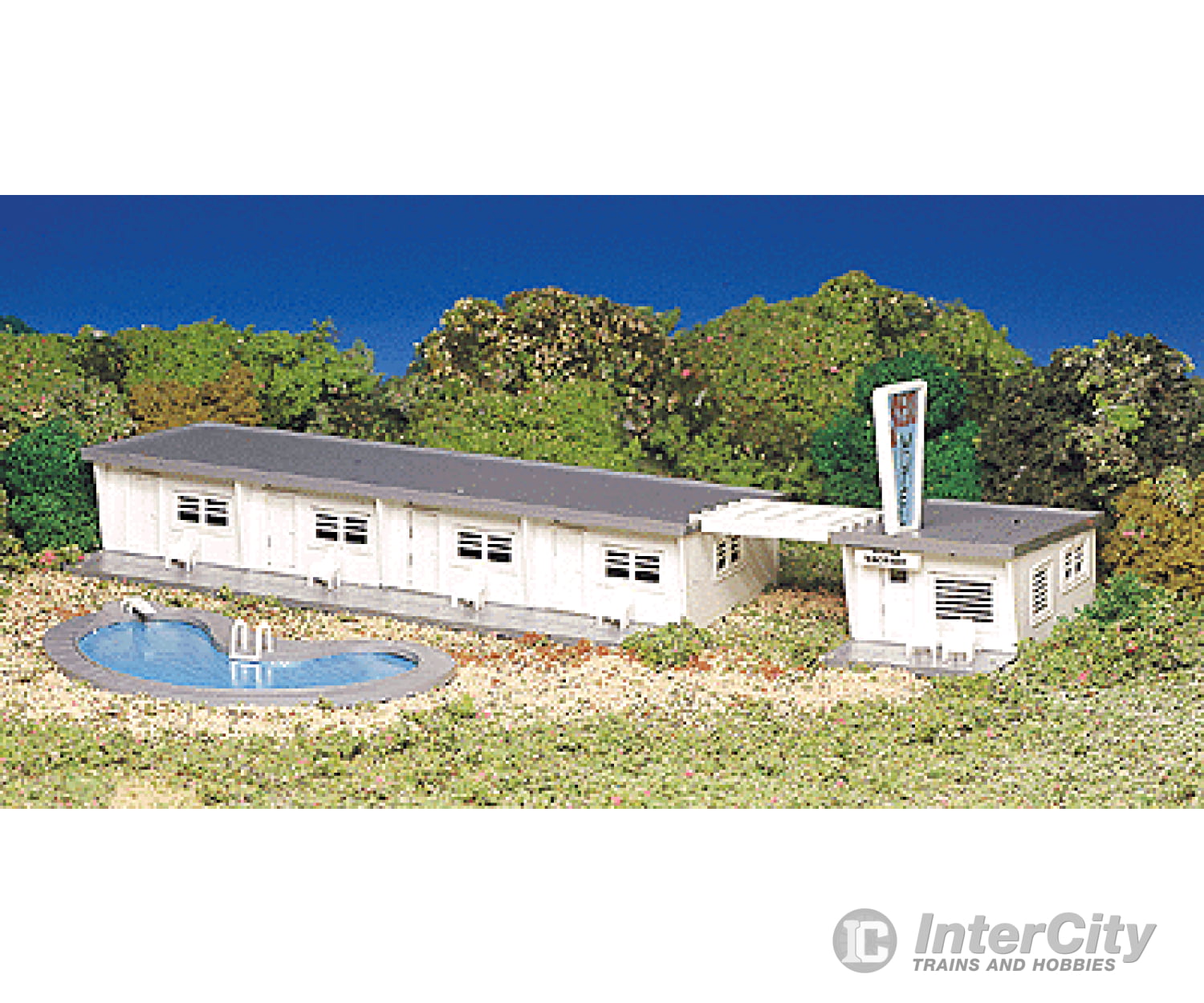 Bachmann 45214 Motel W/Swimming Pool - Plasticville U.s.a.(R) -- Kit 4-1/8 X 12-3/4 10.5 32.4Cm