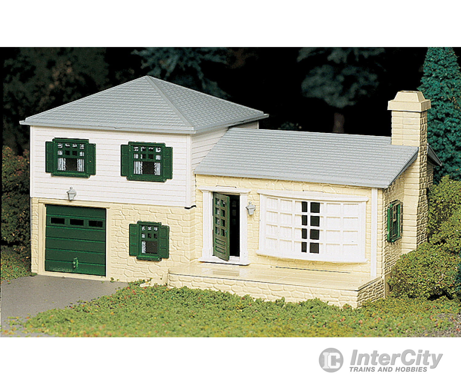 Bachmann 45607 Plasticville U.s.a.(R) Classic Kits -- Two-Story Split-Level House Structures