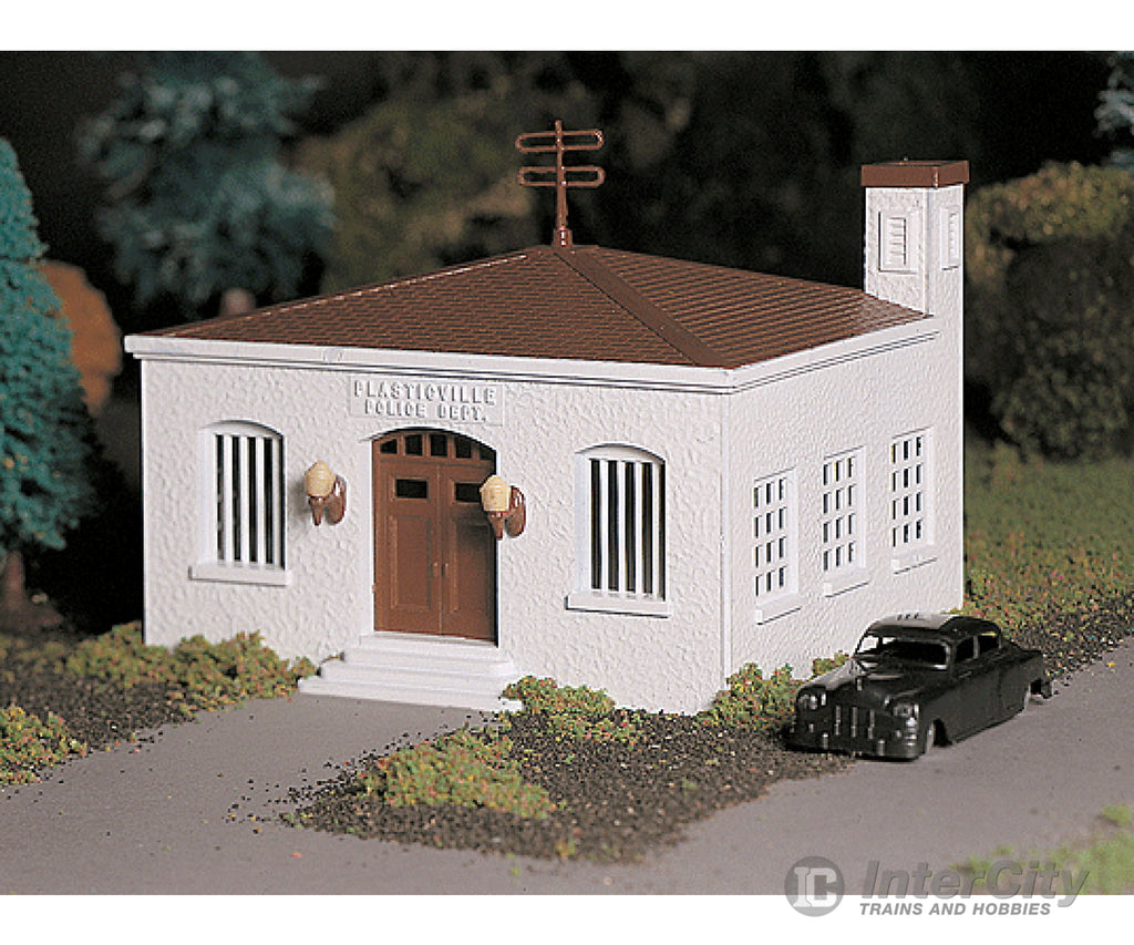 Bachmann 45609 Plasticville U.s.a.(R) Classic Kits -- Police Station W/Police Car Structures