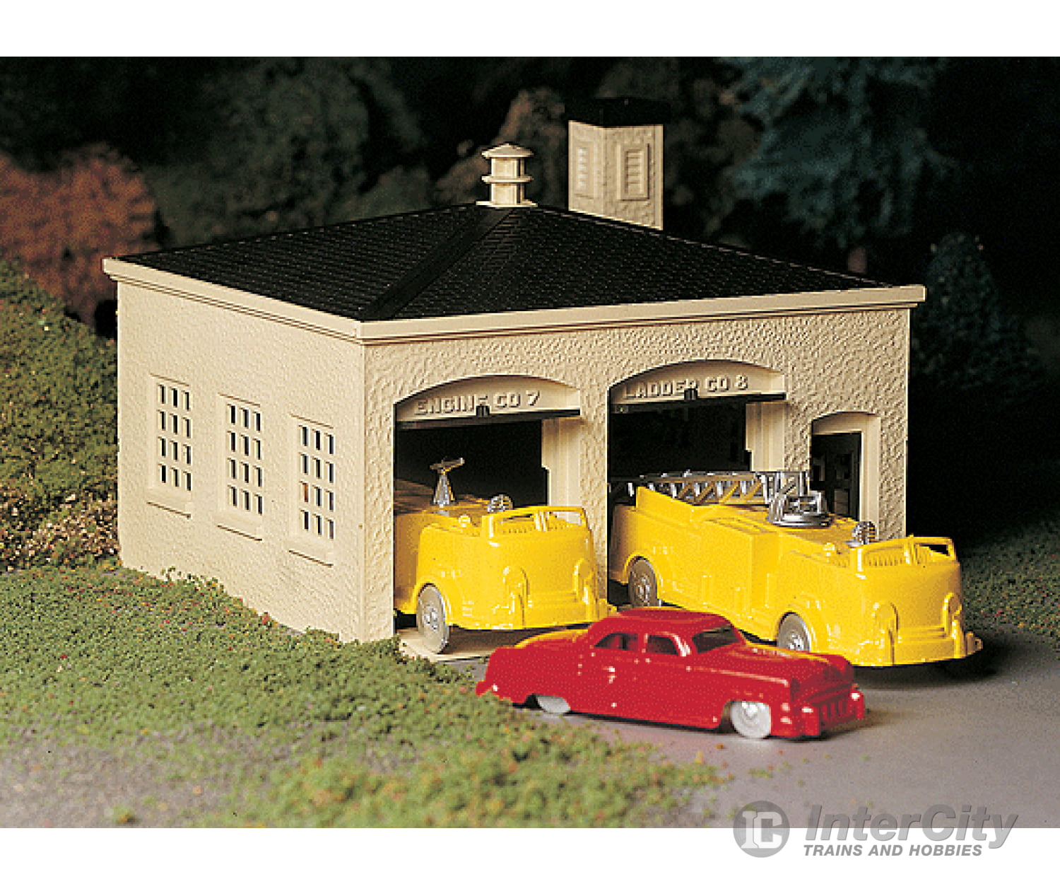 Bachmann 45610 Plasticville U.s.a.(R) Classic Kits -- Fire House W/Pumper Truck Ladder & Chief Car