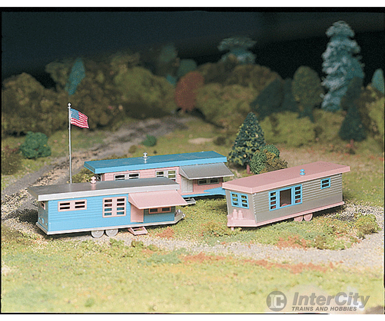 Bachmann 45612 Plasticville U.s.a.(R) Classic Kits -- Trailer Park (Three Trailers & Flag Pole