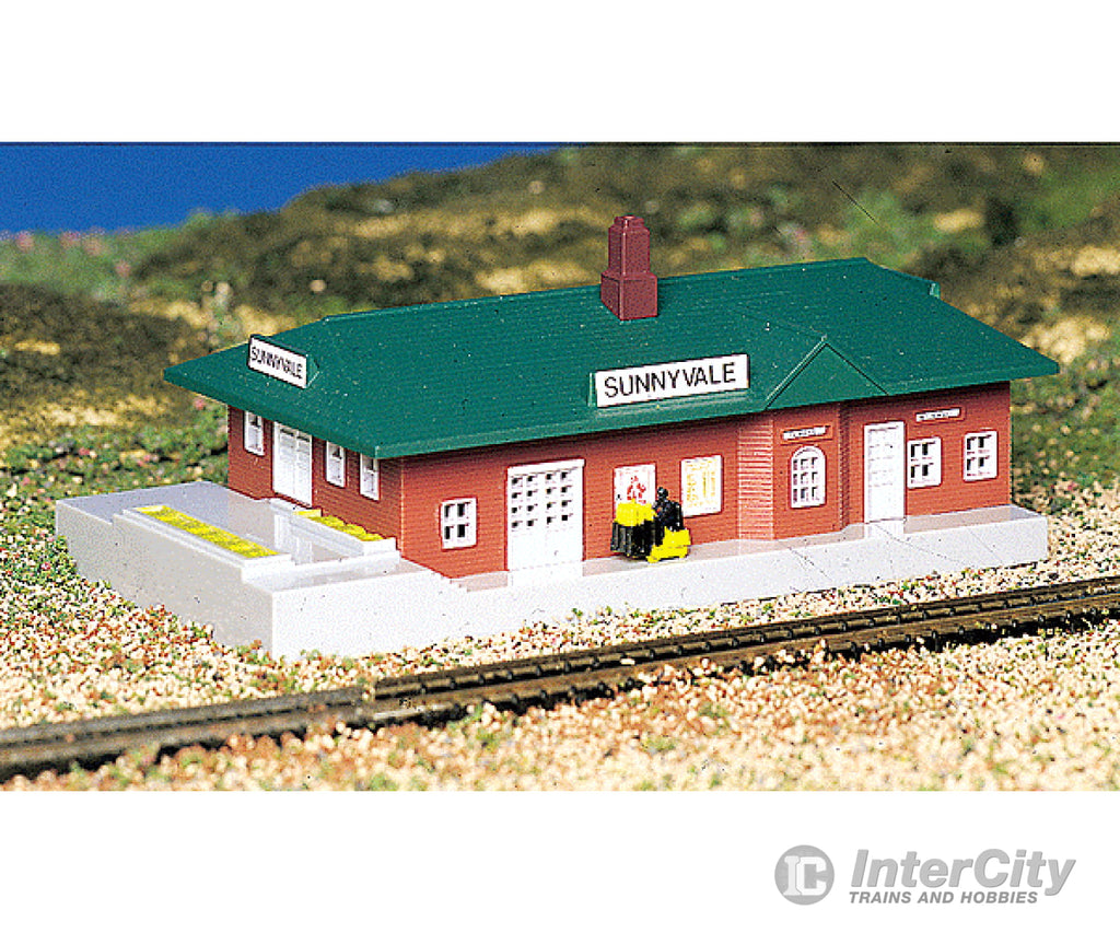 Bachmann 45908 Passenger Station With Figure - Assembled -- 2-7/8 X 5-1/8 7.3 13Cm Structures