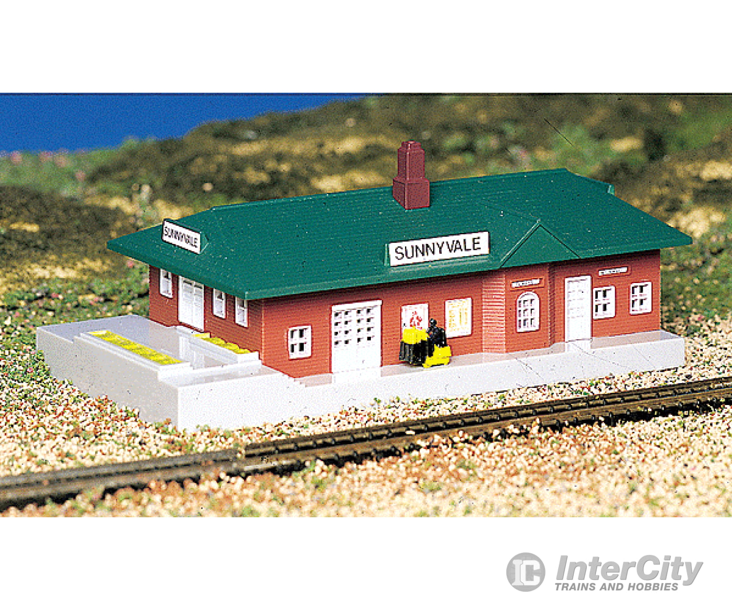 Bachmann 45908 Passenger Station With Figure - Assembled -- 2-7/8 X 5-1/8 7.3 13Cm Structures