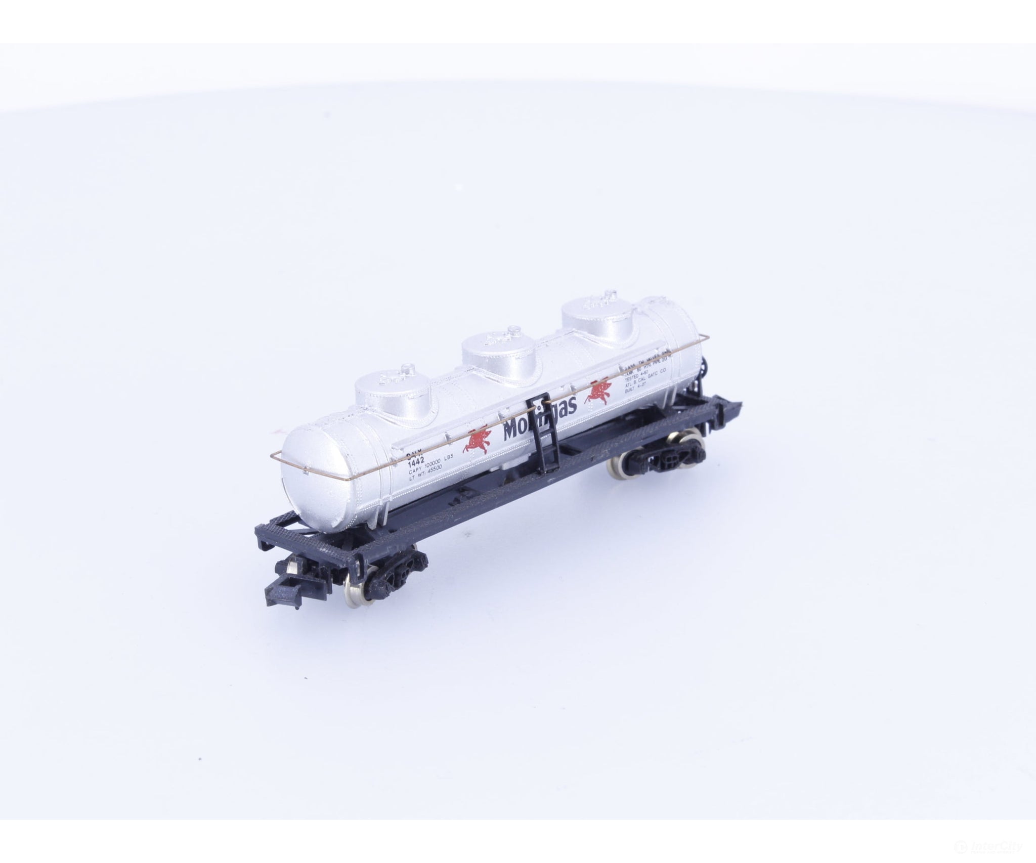 Bachmann 5426 N 42’ 3 Dome Tank Car Mobilgas (SVX) 1442 Freight Cars