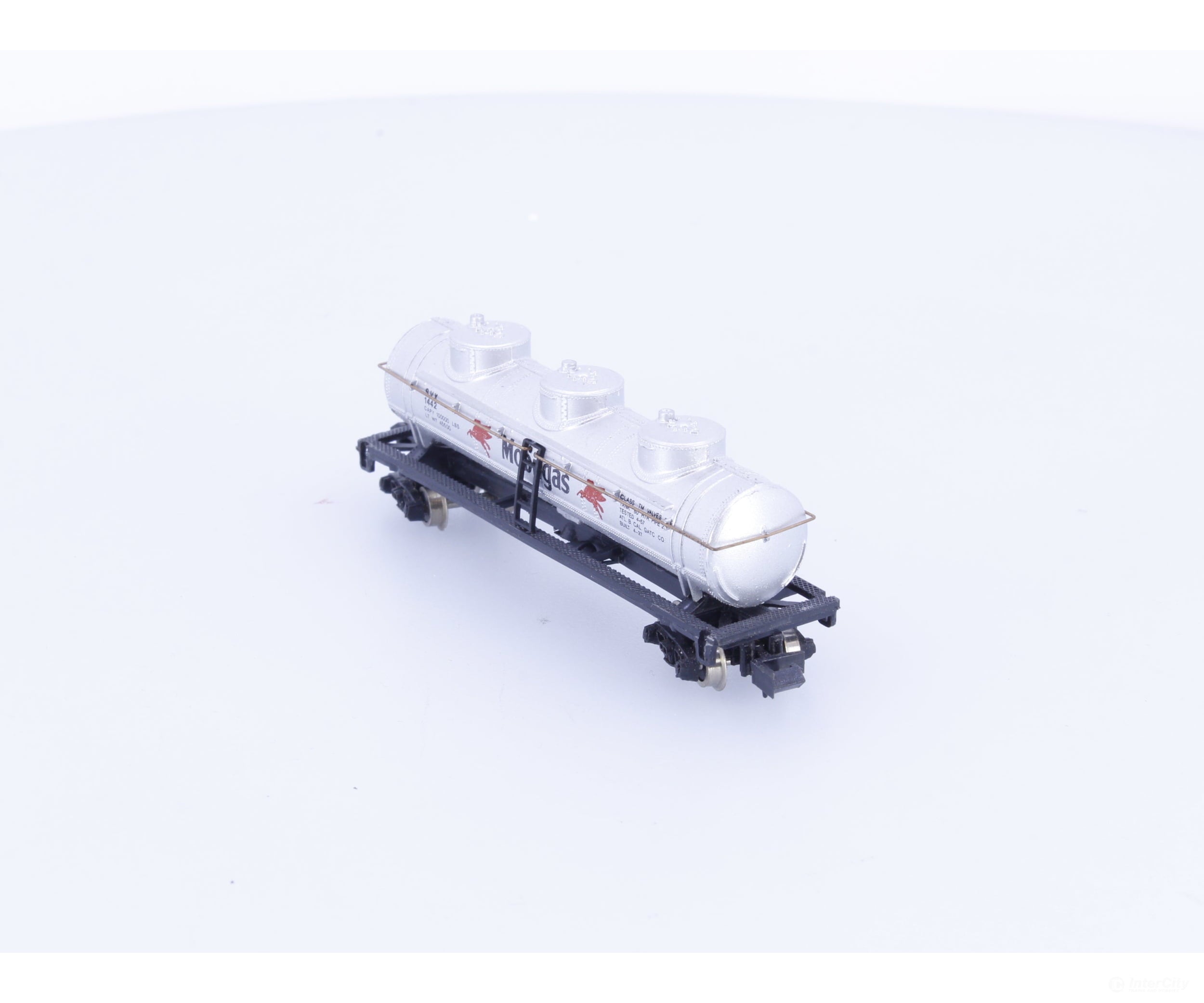 Bachmann 5426 N 42’ 3 Dome Tank Car Mobilgas (SVX) 1442 Freight Cars