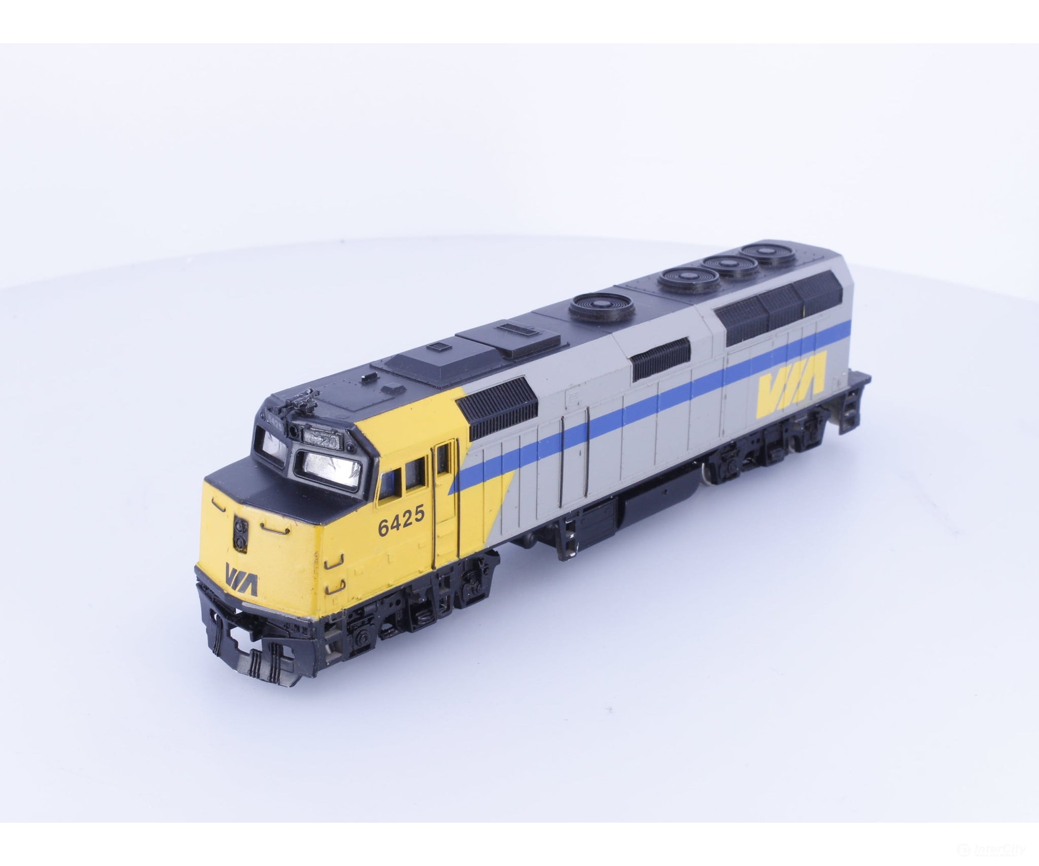 Bachmann 87022 HO EMD F40PH Diesel Locomotive Via Rail (VIA) 6425 Analog DC - Locomotives
