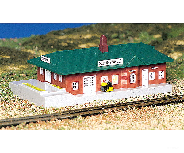 Bachmann 45908 Passenger Station With Figure - Assembled -- 2-7/8 X 5-1/8 7.3 13Cm Structures