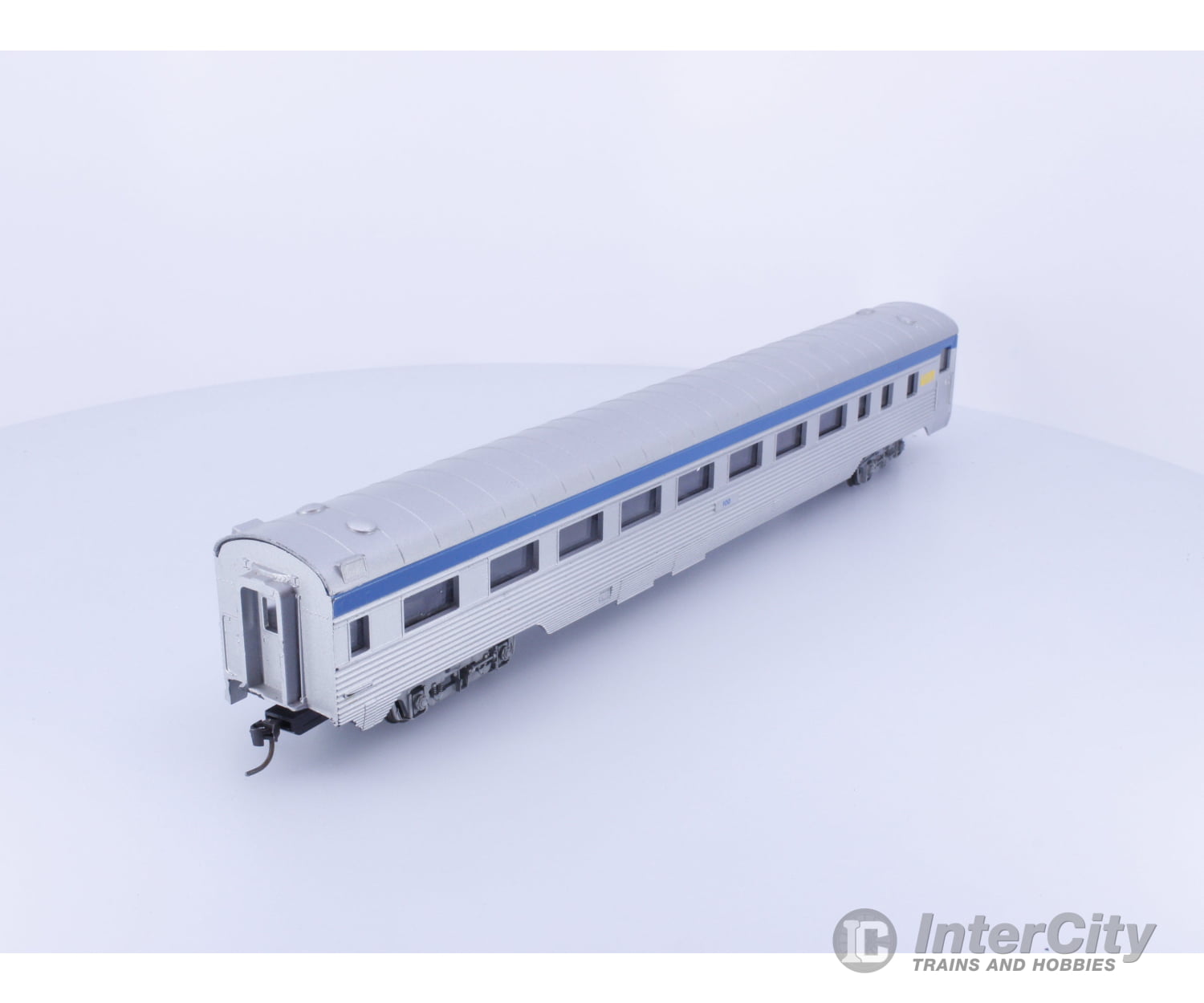 Con Cor 70111 HO 85’ Fluted Side Coach Via Rail (VIA) 100 Passenger Cars