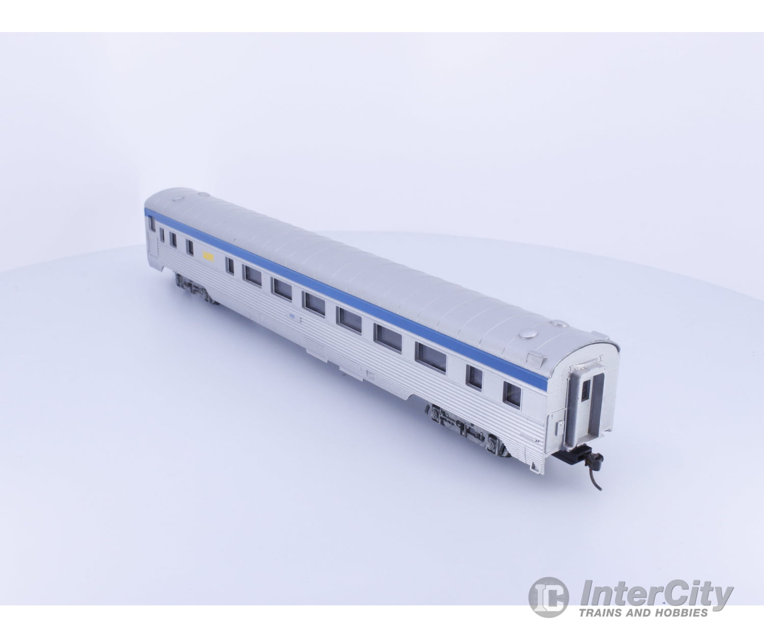 Con Cor 70111 HO 85’ Fluted Side Coach Via Rail (VIA) 100 Passenger Cars