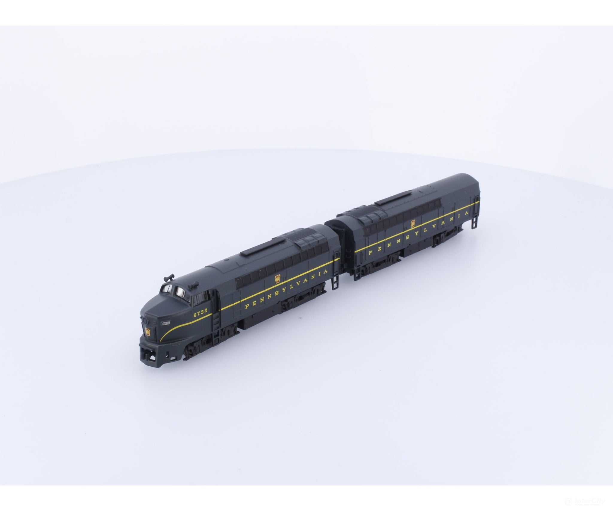 E-R Models 9732 N Shark Nose Locomotivea A + B Pennsylvania (PRR) 9732 Analog DC Locomotives