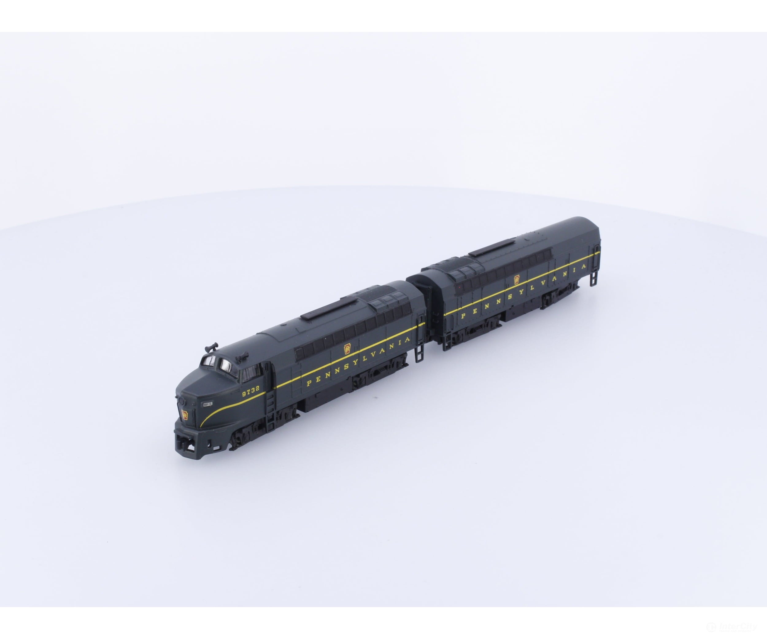 E-R Models 9732 N Shark Nose Locomotivea A + B Pennsylvania (PRR) 9732 Analog DC Locomotives