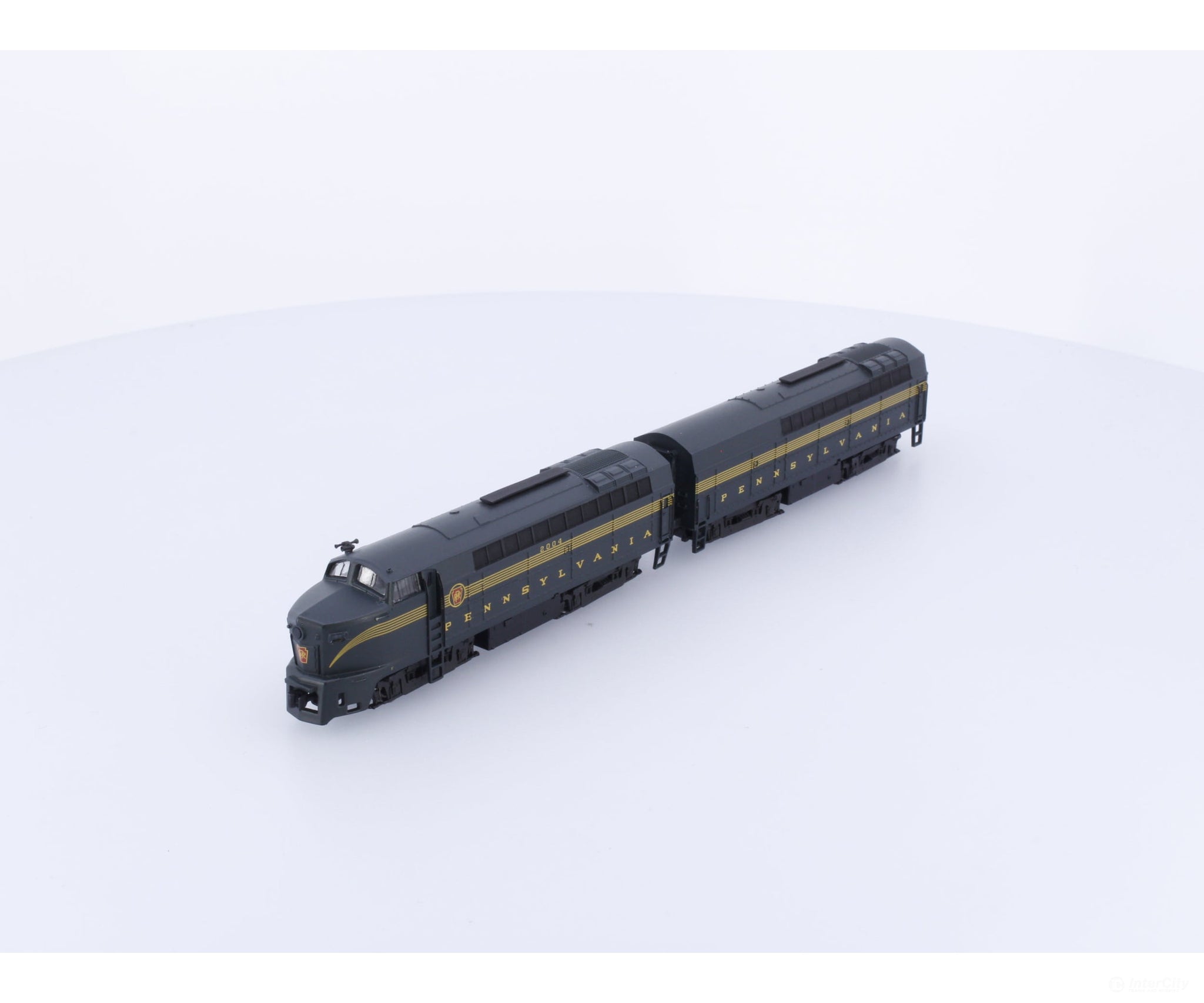 E-R Models N Shark Nose Locomotives A + B Pennsylvania (PRR) Analog DC (2) Freight Cars