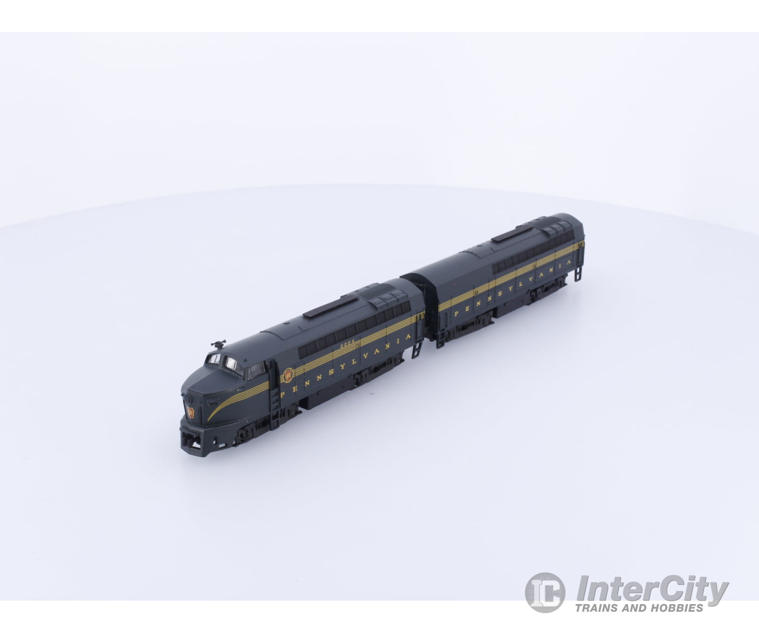 E-R Models N Shark Nose Locomotives A + B Pennsylvania (PRR) Analog DC (2) Freight Cars