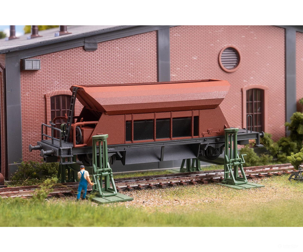 Faller 120323 HO 2 Spindle jacks with jacked-up wagon - Structures