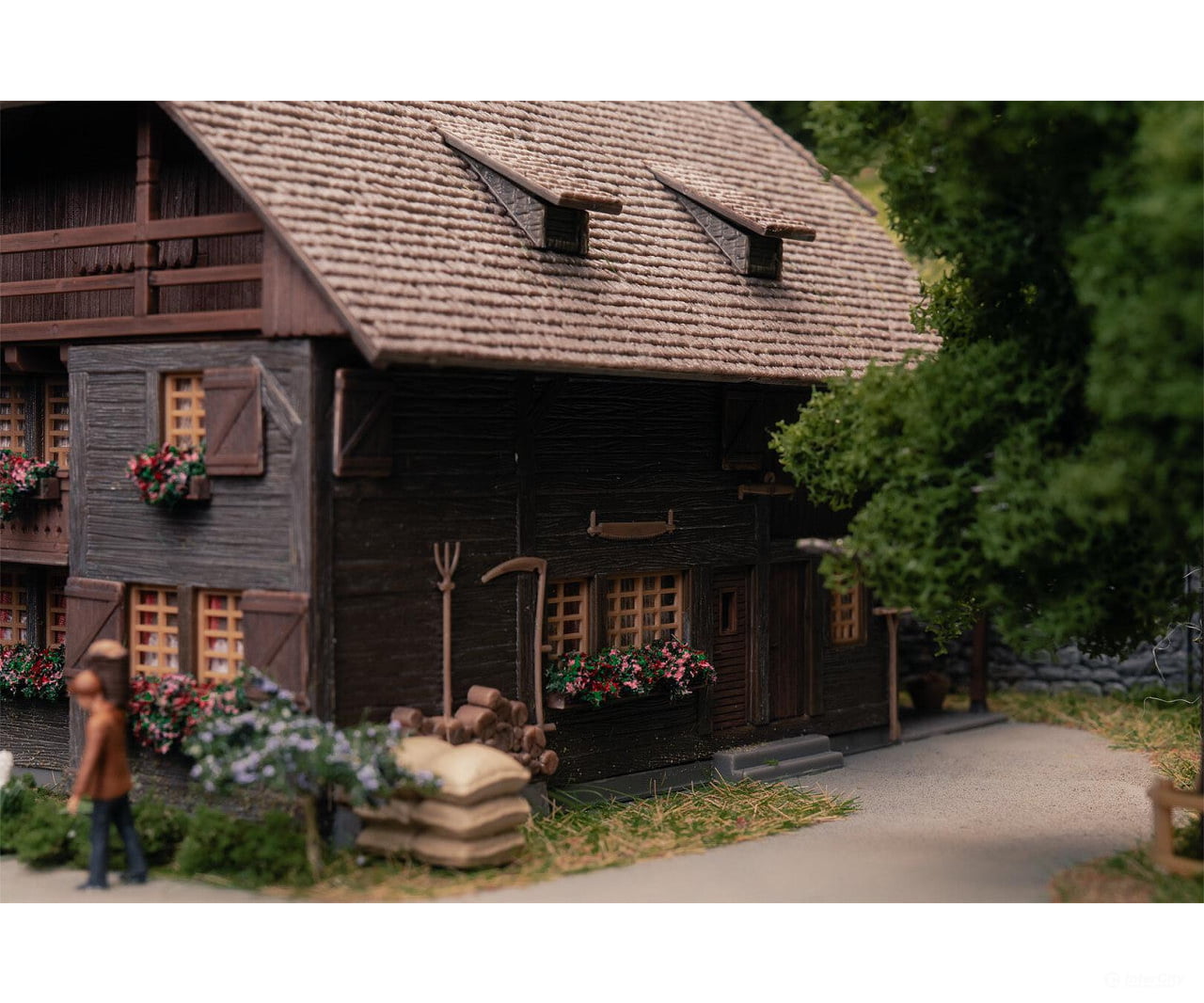 Faller 130012 HO Clockmaker’s house with figure Anniversary model - Structures