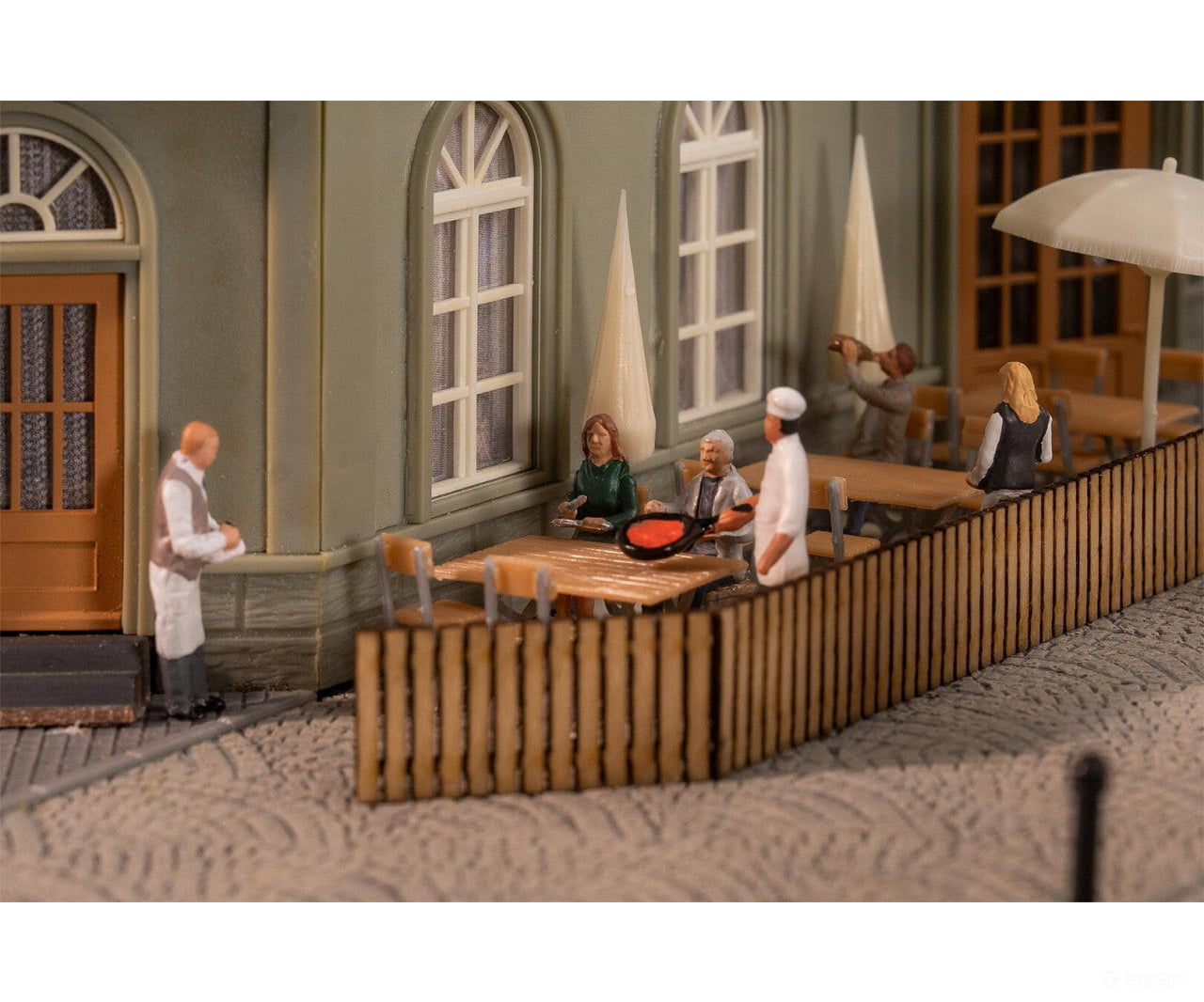 Faller 151704 Ho Waiters And Restaurant Visitors Figures
