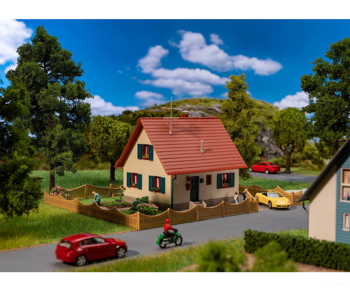 Faller 195602 HO FALLER Promotion-Set Craft House (cream/red) - Structures
