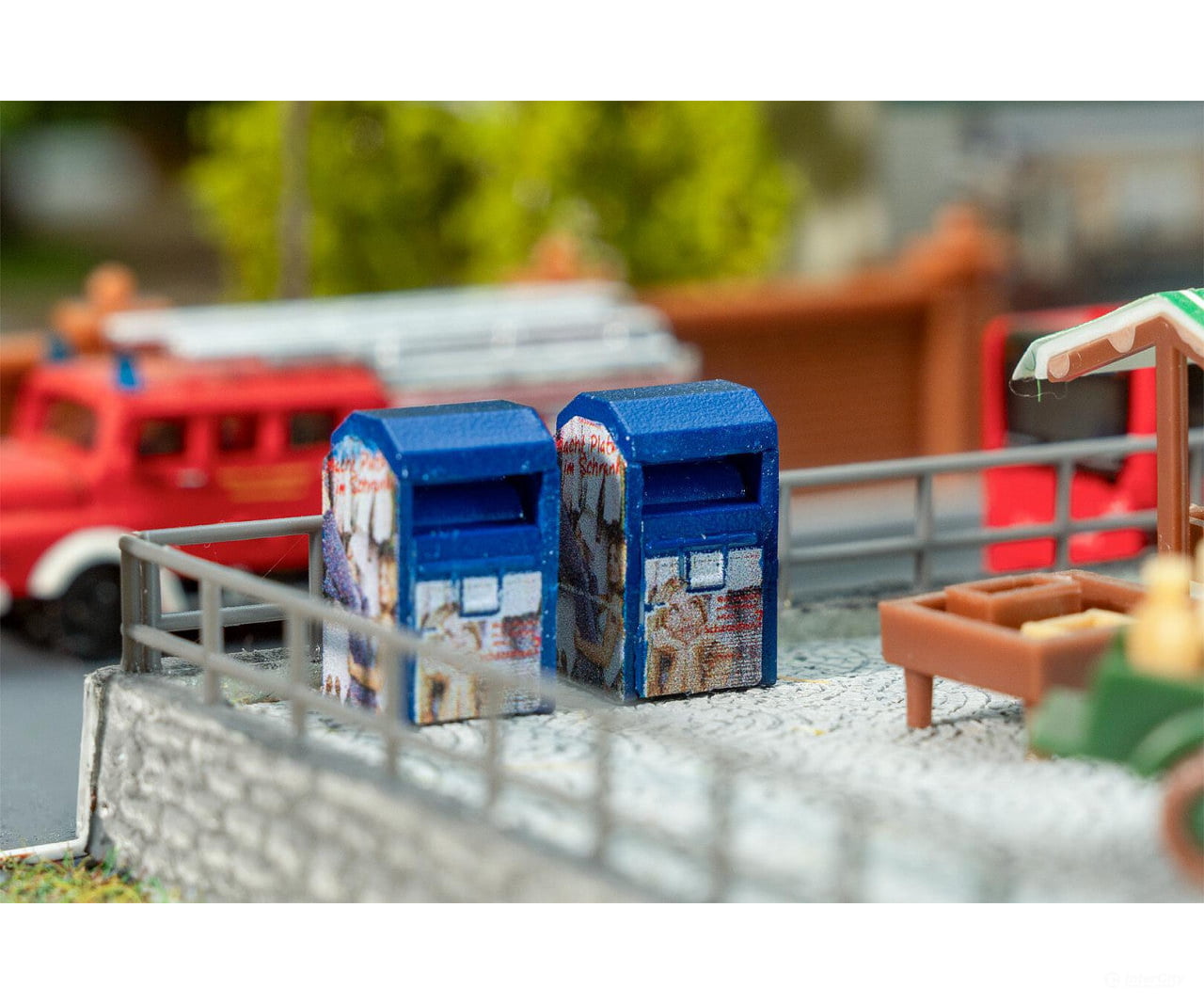 Faller 272927 N 2 Used clothing containers Scenery Details