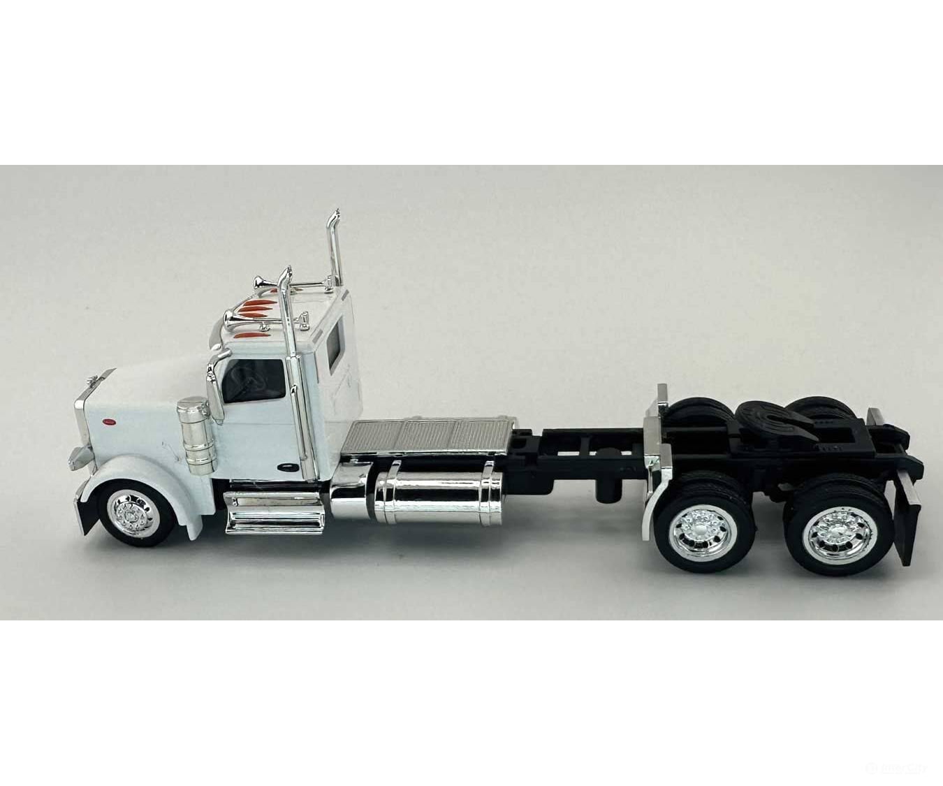 HO Logistics Replicas HO 589071 Peterbilt 589 2-Axle Day-Cab Semi Tractor - Assembled - White Cars & Trucks