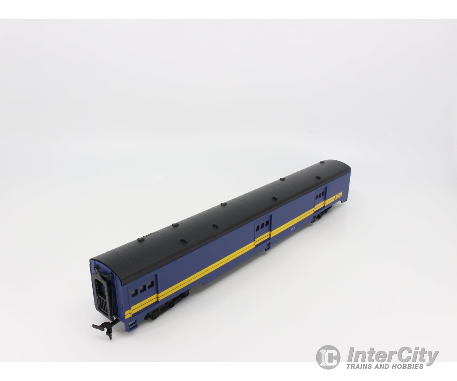 International Hobby Corp. 48280 Ho Baggage Passenger Car Smooth Side P.s. Via Rail (Via) 9610 (1)