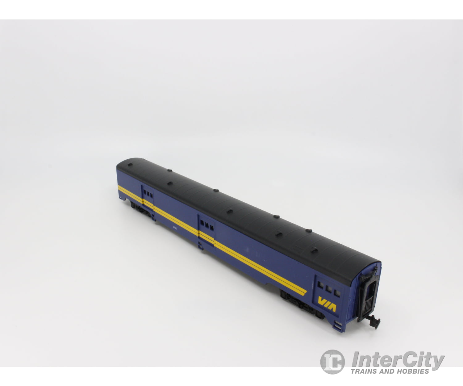 International Hobby Corp. 48280 Ho Baggage Passenger Car Smooth Side P.s. Via Rail (Via) 9610 (1)