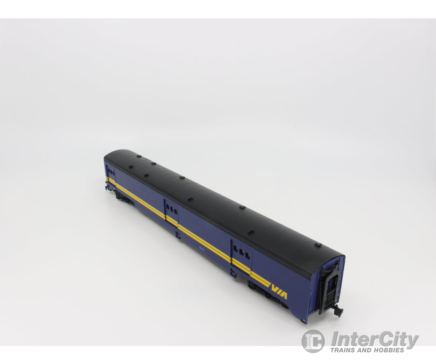 International Hobby Corp. 48280 Ho Baggage Passenger Car Smooth Side P.s. Via Rail (Via) 9610 (2)