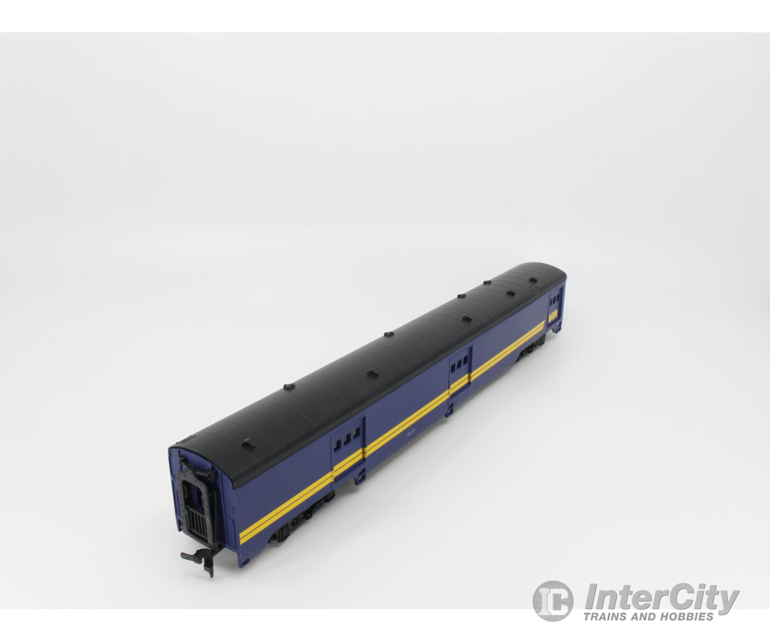 International Hobby Corp. 48280 Ho Baggage Passenger Car Smooth Side P.s. Via Rail (Via) 9610 (2)