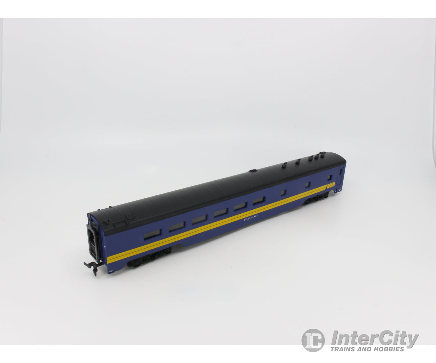 International Hobby Corp. 48282 Ho Passenger Dining Car Smooth Side P.s. Via Rail (Via) Cars