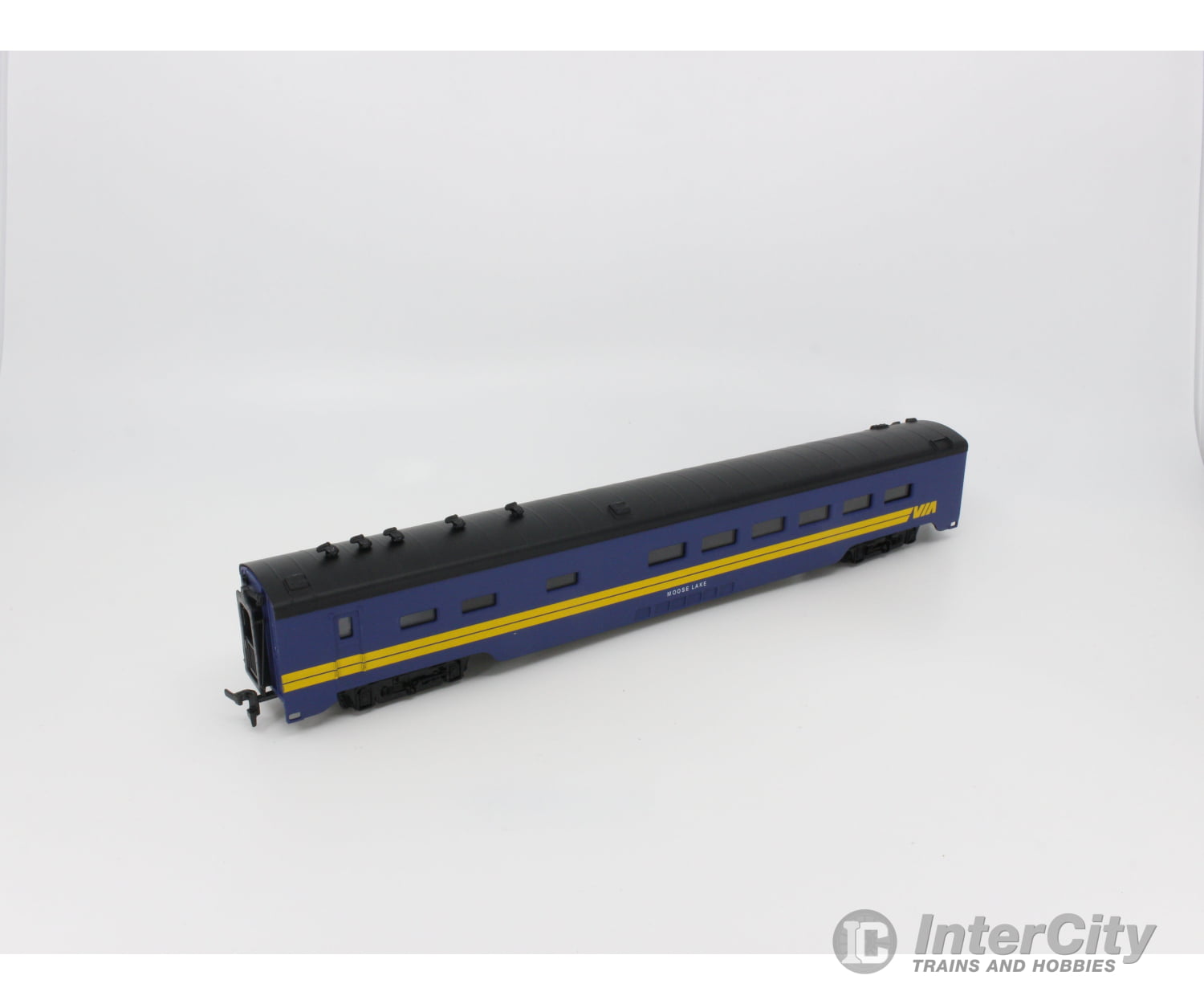 International Hobby Corp. 48282 Ho Passenger Dining Car Smooth Side P.s. Via Rail (Via) Cars