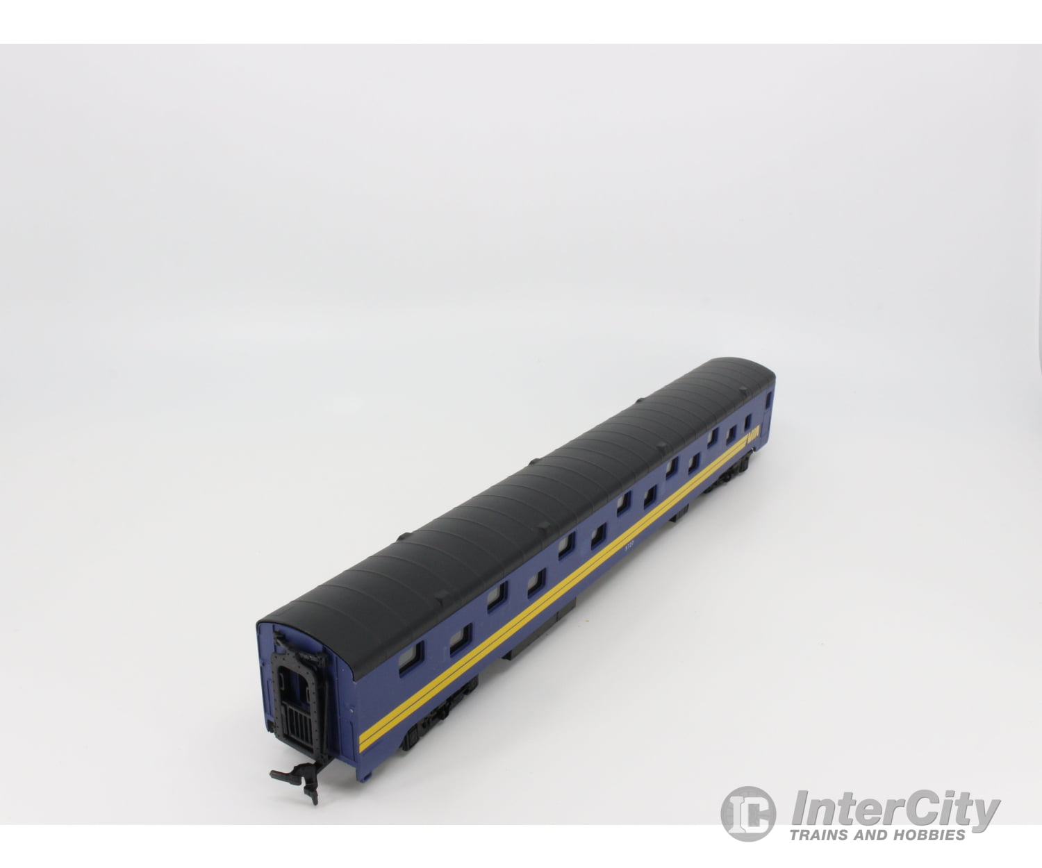 International Hobby Corp. 48286 Ho Passenger Sleeper Car Smooth Side P.s. Via Rail (Via) 5727 Cars