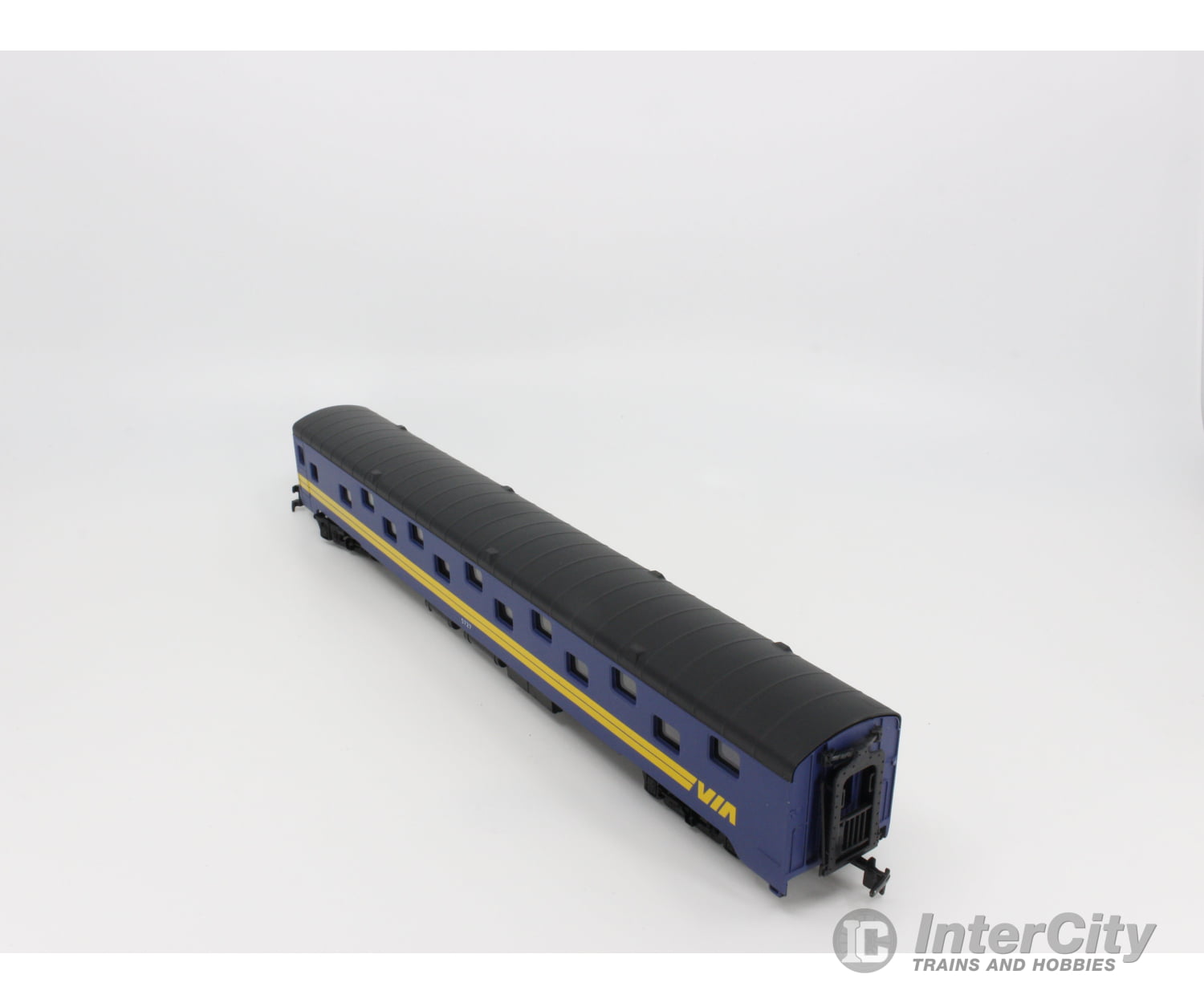 International Hobby Corp. 48286 Ho Passenger Sleeper Car Smooth Side P.s. Via Rail (Via) 5727 Cars