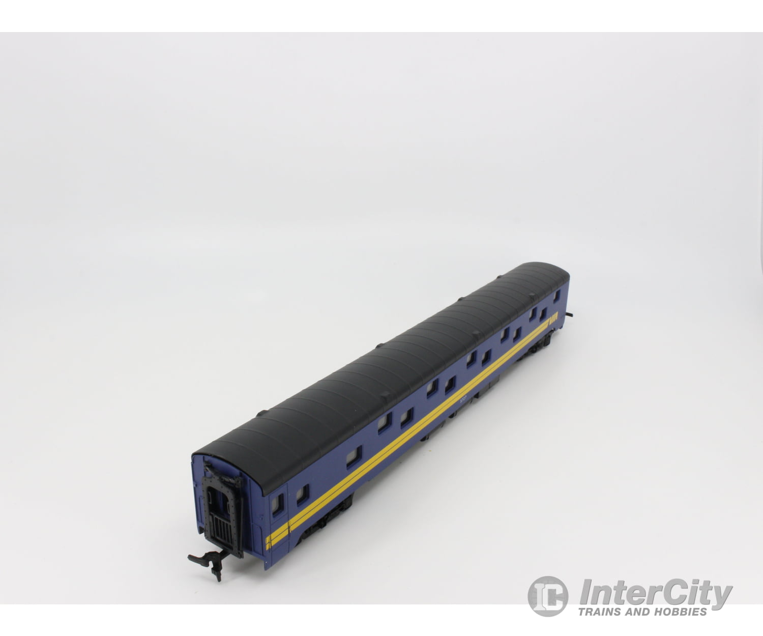 International Hobby Corp. 48286 Ho Passenger Sleeper Car Smooth Side P.s. Via Rail (Via) 5727 Cars