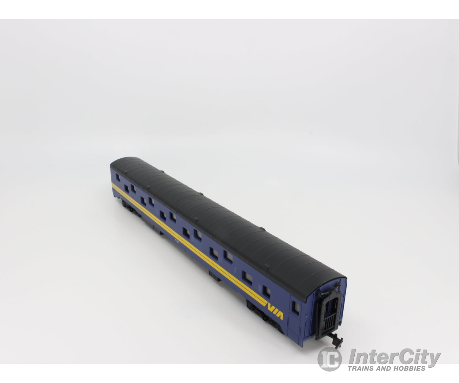 International Hobby Corp. 48286 Ho Passenger Sleeper Car Smooth Side P.s. Via Rail (Via) 5727 Cars