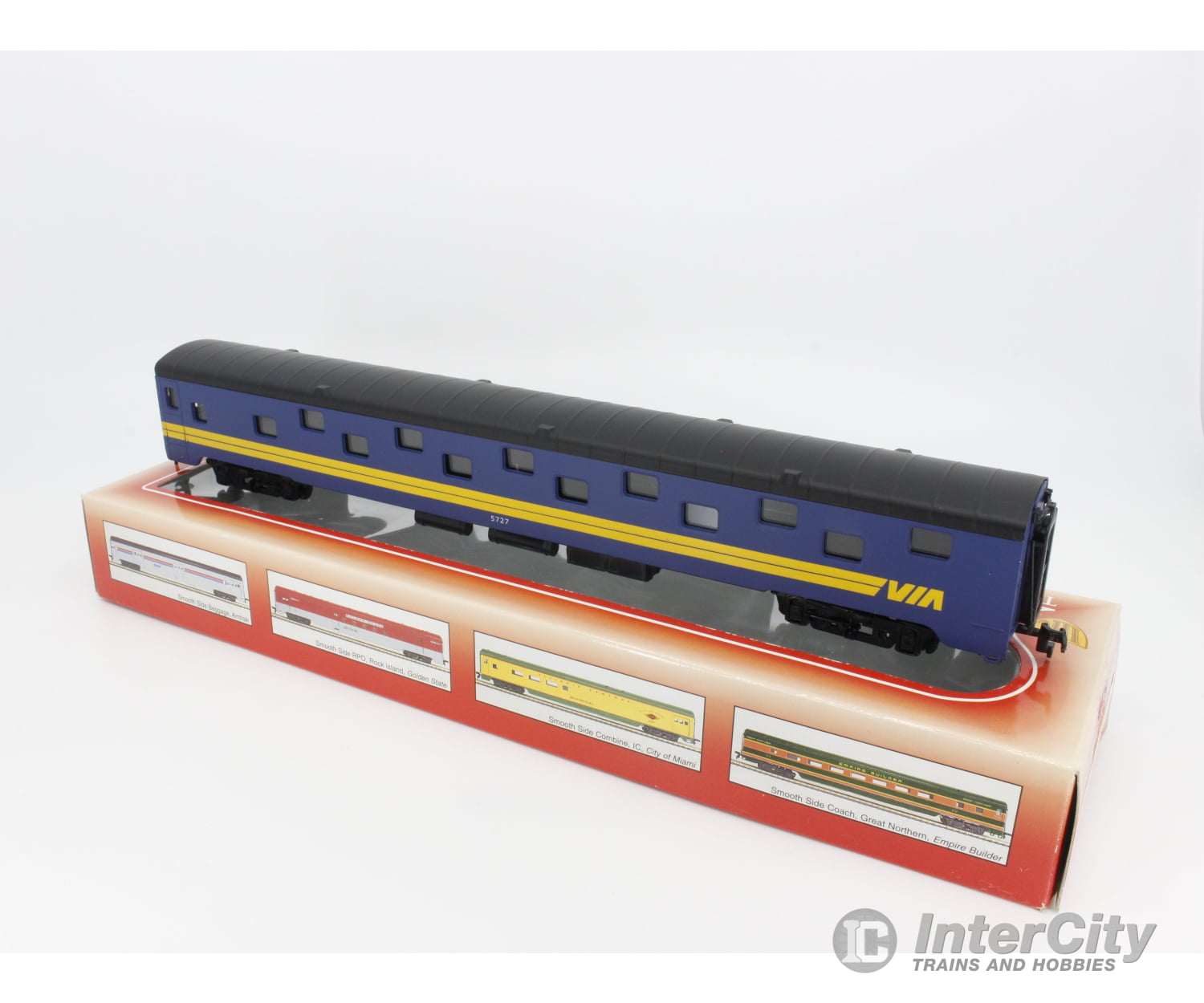 International Hobby Corp. 48286 Ho Passenger Sleeper Car Smooth Side P.s. Via Rail (Via) 5727 Cars