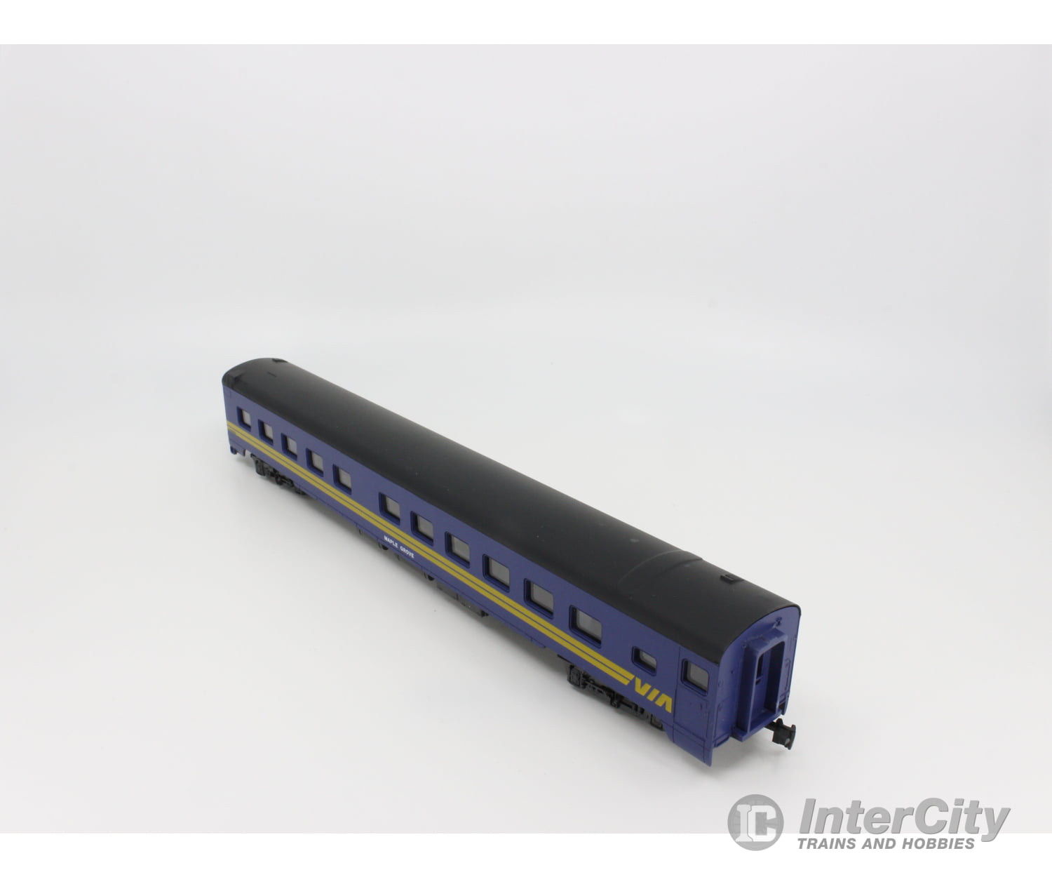 International Hobby Corp. 6035 Ho Smooth Side Roomette Passenger Car Via Rail (Via) Cars