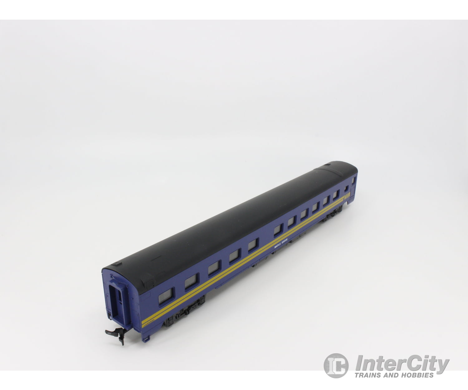 International Hobby Corp. 6035 Ho Smooth Side Roomette Passenger Car Via Rail (Via) Cars