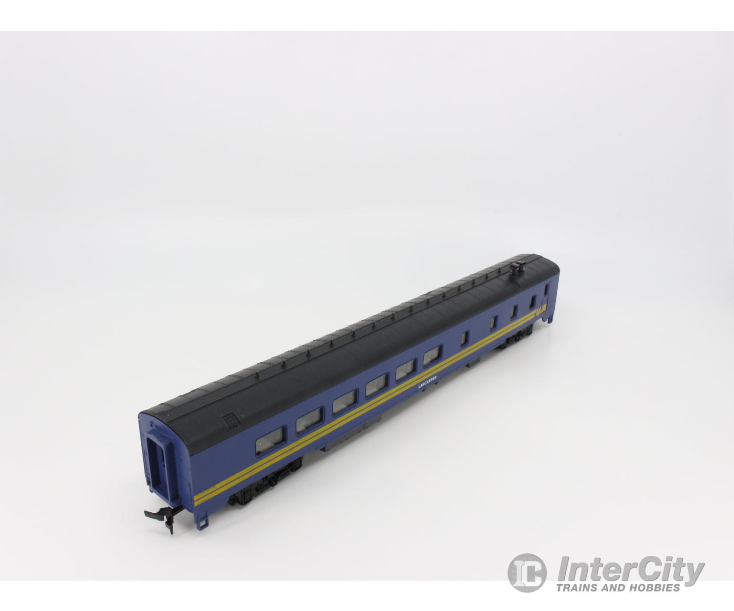 International Hobby Corp. 6038 Ho Smooth Side Diner Passenger Car Via Rail (Via) Cars