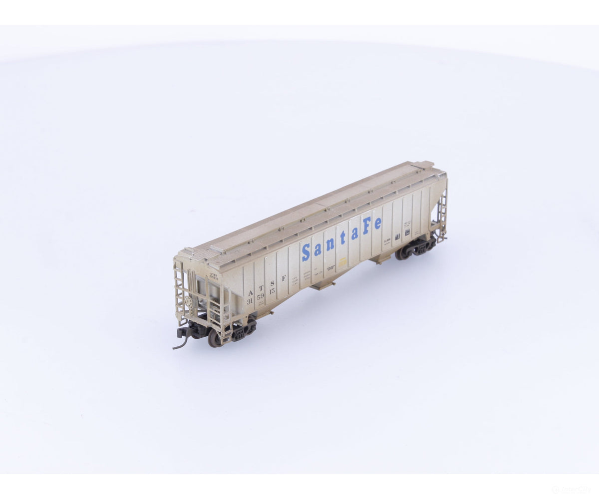 InterMountain 315915 N 4750 cu.ft 3 Bay Hopper Weathered Santa Fe (SF) 315915 - Freight Cars
