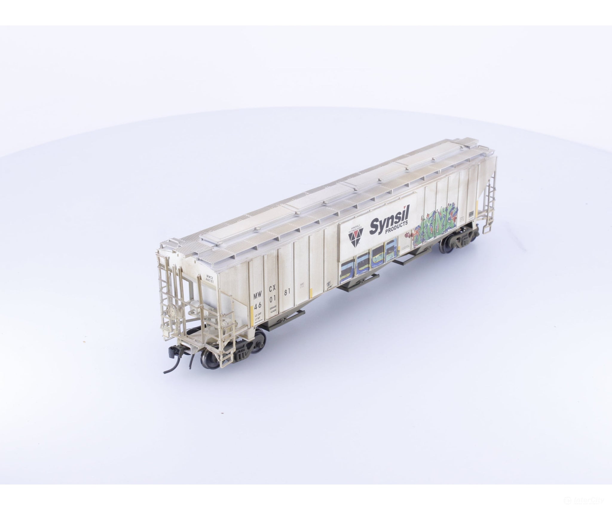 InterMountain 45303-19 HO PS-2 4750 Covered Hopper SYNSIL Weathered with Graffiti 460181 - Freight Cars