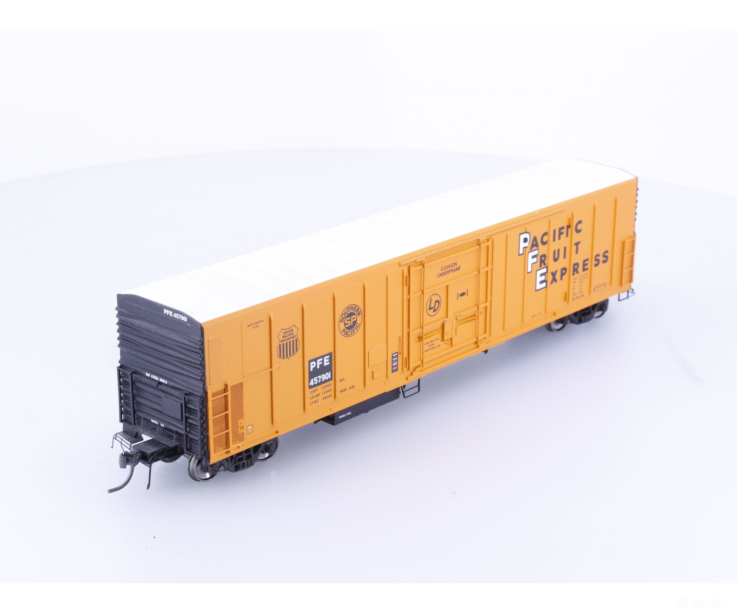 InterMountain 48801-05 HO R-70-20 Refrigerator Boxcar Pacific Fruit Express (PFE) 457901 - Freight Cars