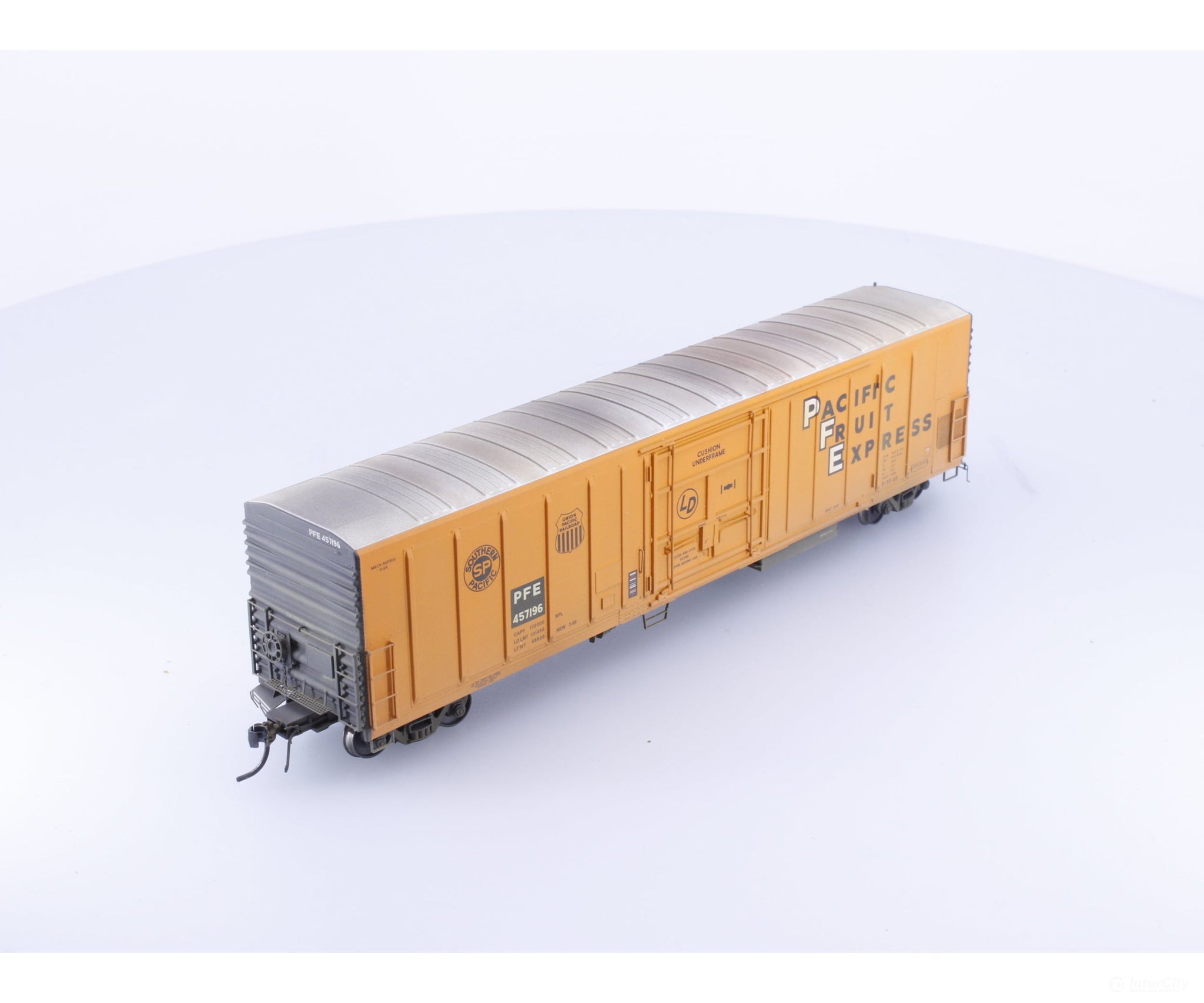 InterMountain 48805-02 HO Refrigerator Car UPFE Weathered Pacific Fruit Express (PFE) 457196 - Freight Cars