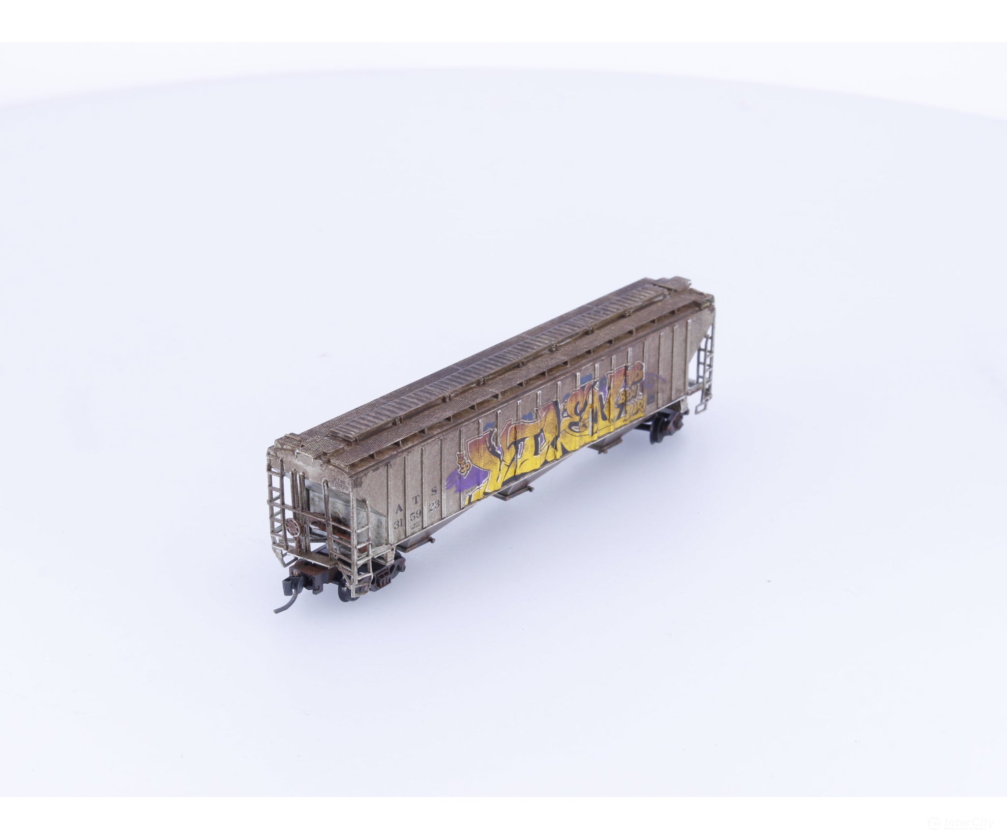 InterMountain 65333-27 N 4750 cu.ft 3 Bay Hopper Weathered and Graffiti Santa Fe (SF) 315923 - Freight Cars